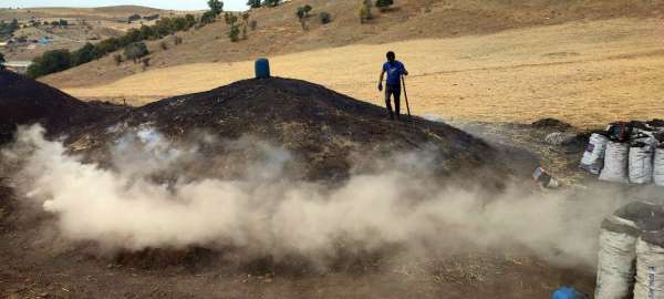 Mevsimlik işçilerin zorlu mangal kömürü mesaisi sürüyor
