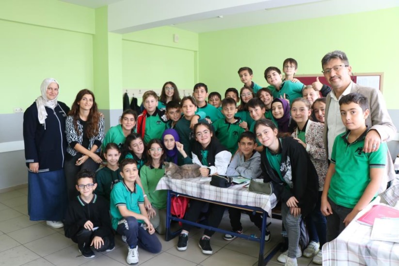 Öğrencilerin sıra arkadaşı 'Duman' isimli kedi