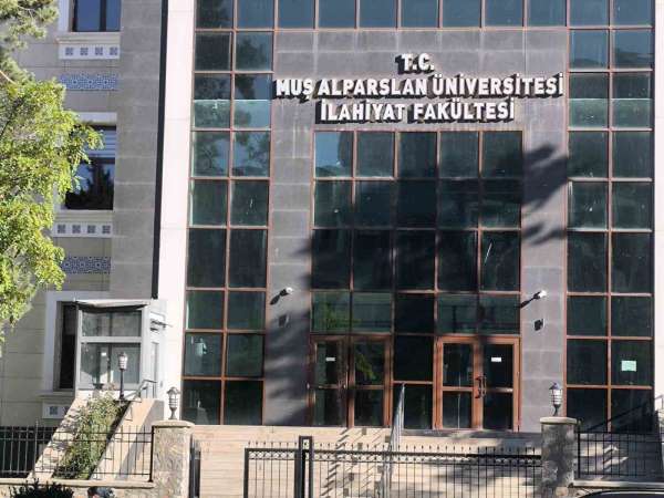Muş Alparslan Üniversitesi'nde engelli vatandaşlardan 'çalışmayan asansör' tepkisi