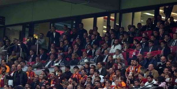 Vincenzo Montella derbiyi stattan takip etti