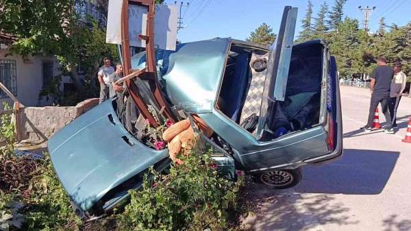 Amasya'da direğe çarpan otomobil ikiye ayrıldı: 2 yaralı