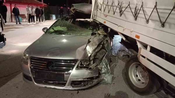 Amasya'da kamyonete çarpan otomobil hurdaya döndü: 1 yaralı