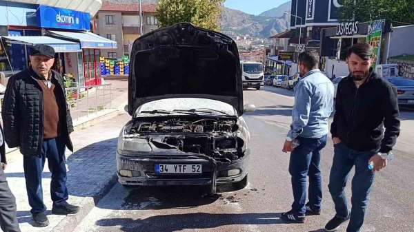 KPSS'ye giren gencin park ettiği otomobilden alevler yükseldi, yangını polisler söndürdü