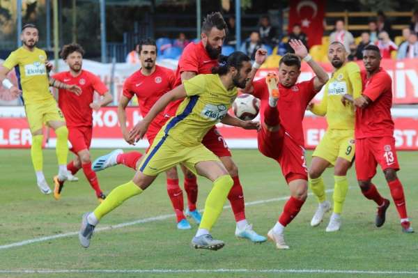 Menemenspor - Ümraniyespor maçında kural hatası iddiası 