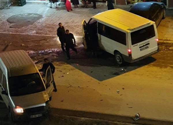 Yüksekova'da maddi hasarlı trafik kazası 