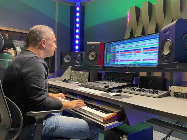 Bülent Ersoy'un Kıbrıs'ta 1 ay tutuklu kalan müzisyeni Coşkun Kıvılcım yaşadıklarını anlattı