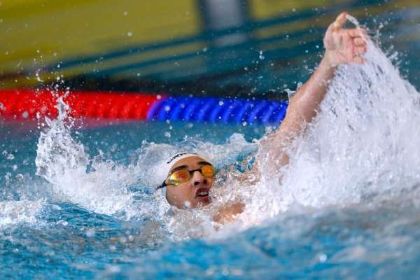 Milli yüzücü Deniz, Bahreyn'i salladı