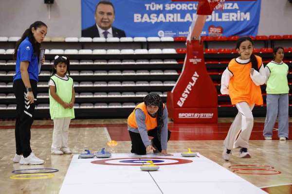 Büyükşehir kız çocuklarını floor curling sporu ile tanıştırdı