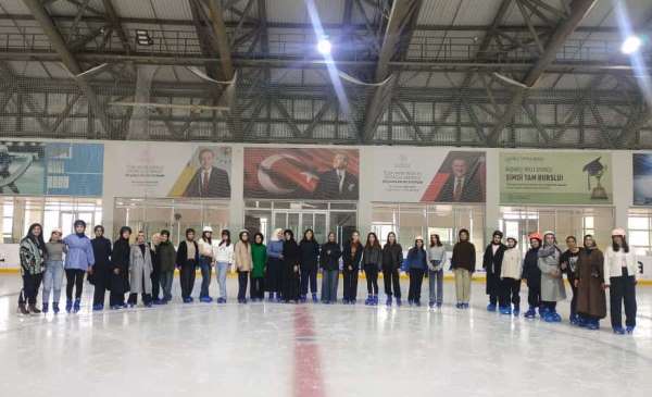 Hem okuyorlar hem buz pateni öğreniyorlar