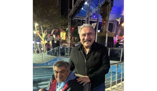 Ünlü sanatçı Ümit Besen, engelli hayranını mutlu etti