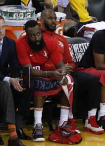 James Harden triple double ile takımını sırtladı