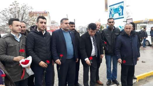 CHP'liler kazanın meydana geldiği yola karanfil bıraktı
