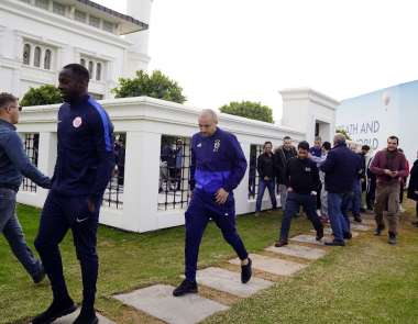 Cuma Namazı çıkışı Fenerbahçeli futbolculara yoğun ilgi
