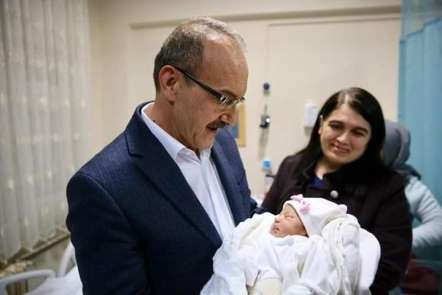 Vali Yavuz, yeni doğan bebeğin kulağına ezan okudu