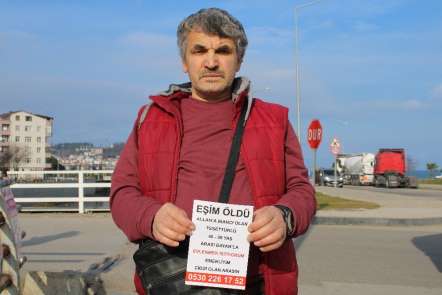 Sokaklara astığı ilanla eş arıyor