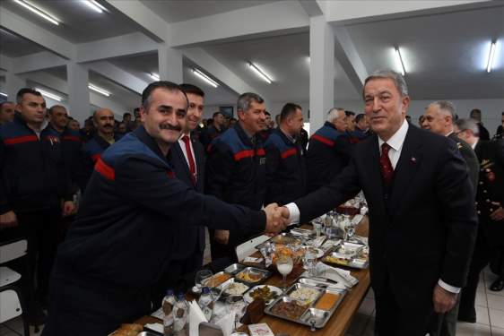 Bakan Akar, incelemelerde bulundu