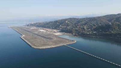Rize-Artvin Havalimanı'nın deniz dolgusu için planlanan 100 milyon ton dolgunun 99 milyon tonu tamamlandı