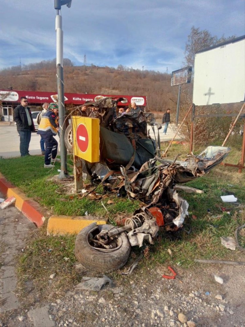 Samsun'da feci kazada otomobil parçalara ayrıldı: 2 ölü, 3 yaralı