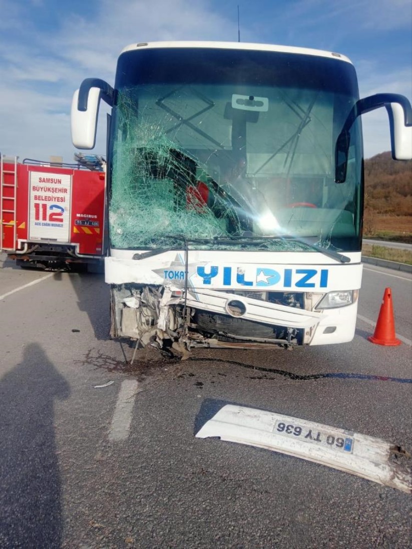 Samsun'da feci kazada otomobil parçalara ayrıldı: 2 ölü, 3 yaralı