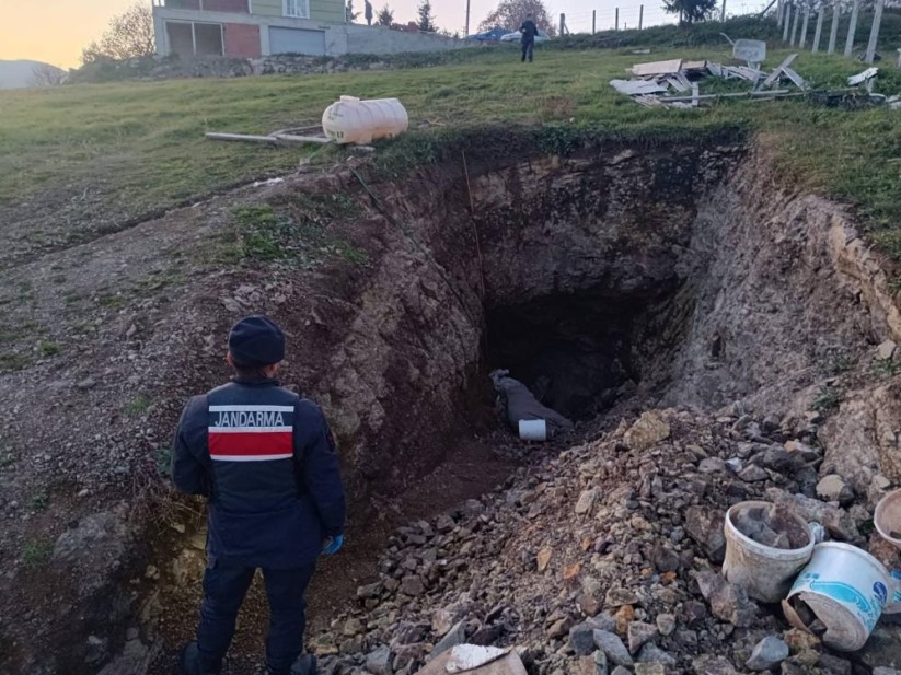 Samsun'da bağ evinin bahçesinde kaçak kazı ortaya çıktı