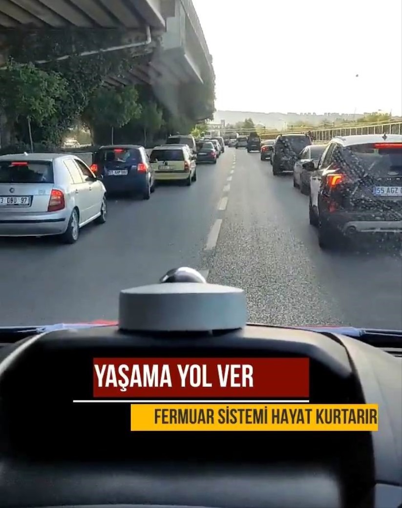 Samsun'da sürücüler, 'fermuar sistemi' ile ambulansa yol verdi