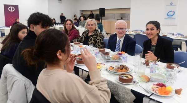Anadolu Üniversitesi ailesi Engelliler Günü'nde öğrencilerle yemekte buluştu