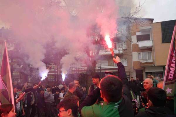 Çocuklar, Kocaelispor'un oyuncularını meşalelerle karşıladı