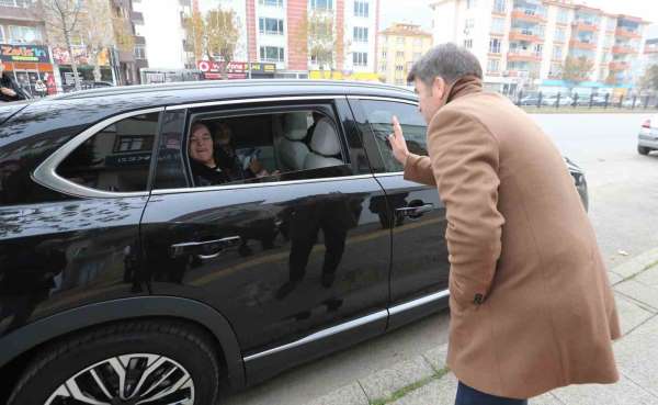 Vali, engelli Ayşenur'a makam aracını tahsis etti