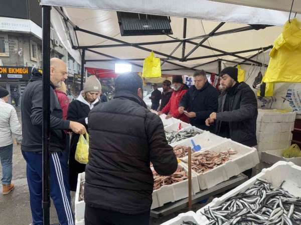 Zonguldak'ta kilosu 75 liradan satılan istavrite rağbet