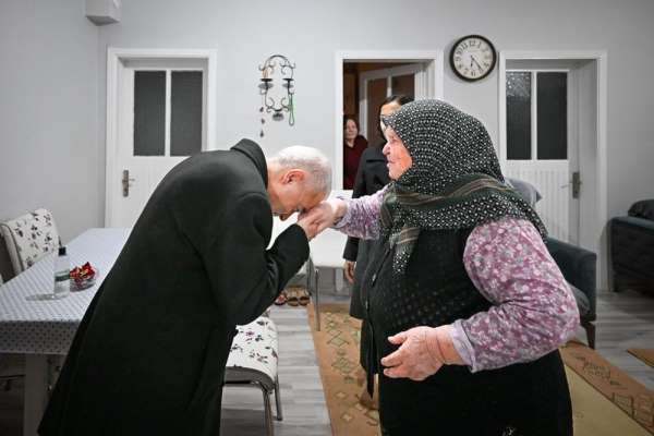 Kırklareli Valisi Turan, şehit annesinin elini öptü