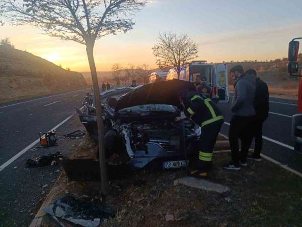 Mardin'de otomobil ile tırın çarpıştığı kazada 1 kişi öldü, 2 kişi yaralandı