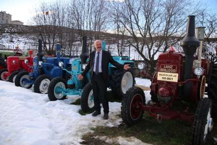 Fabrikalarının bahçesini nostaljik traktör müzesine çevirdiler