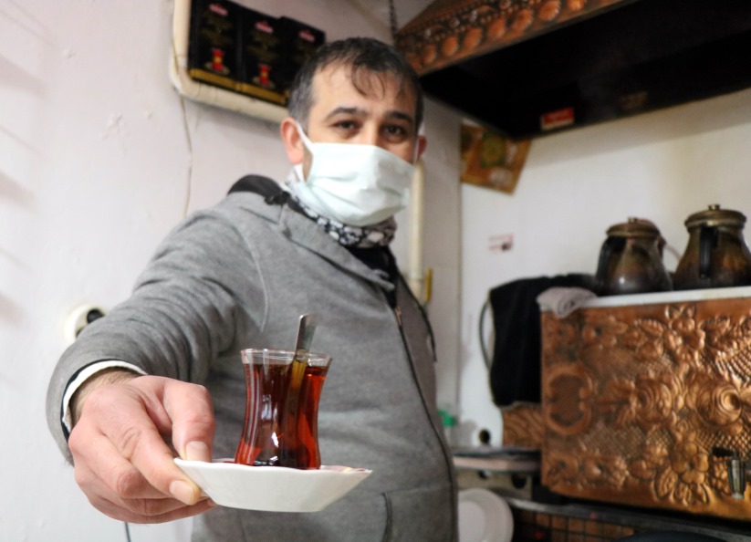Samsun'da esnaf kara kara düşünüyor! Çay ocakları kapalı, çarşı-pazarda kuyruk var