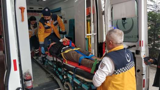 Motosikletli kurye kazada ağır yaralandı