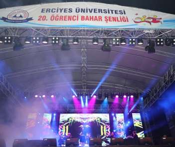 ERÜ'de Konser Veren Hande Yener, Öğrencileri Coşturdu