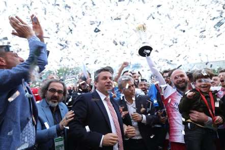 Hekimoğlu Trabzon, şampiyonluk kupasını kaldırdı