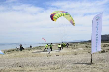 Yamaç Paraşütü Hedef Yarışması Burdur'da yapıldı 