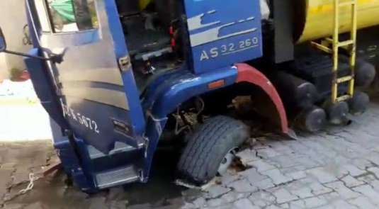 Patlayan su, sokakların altını üstüne getirdi