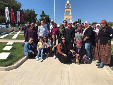 Köy Muhtarı köylüleri şehitliklere götürdü