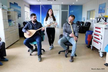 Kemoterapi ünitesinde hastalara canlı müzik keyfi 