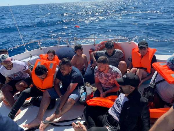 Ölümle burun buruna gelen kaçak göçmenleri sahil güvenlik kurtardı 