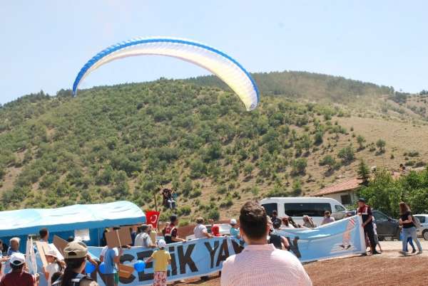 Yamaç paraşütüyle atladılar, yaya geçidinden geçtiler 
