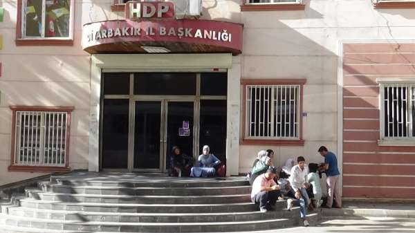 Çocukları dağa kaçırılan ailelerin HDP önündeki eylemi 2. gününde 