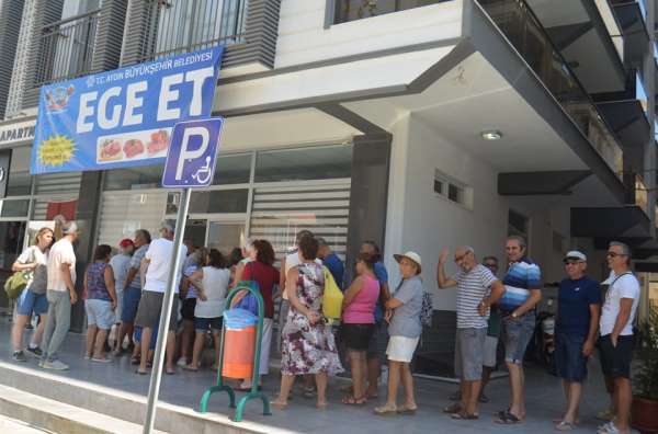 Didim'de Ege Et önünde uzun kuyruklar oluşuyor 