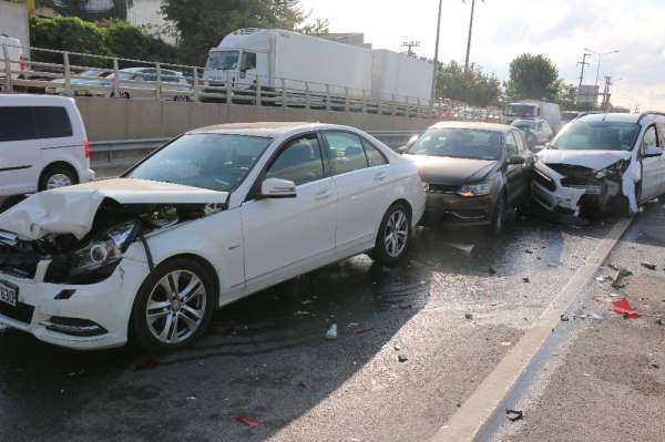 Kocaeli'de 7 aracın karıştığı zincirleme kazada trafik felç oldu 