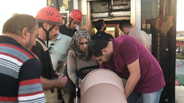(Özel) Metrobüs asansöründe mahsur kalan bebekli çift zor anlar yaşadı 