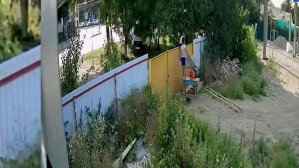 Rusya'da çocukların el arabası çalma mücadelesi kamerada 