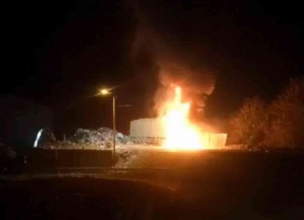 Samsun'da çöp yüklü tır alev alev yandı