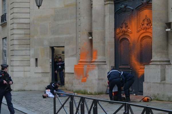Fransa'da iklim aktivistlerinden Başbakanlık binasına boyalı saldırı