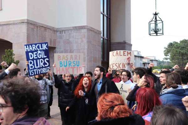 Koç Üniversitesi'nde öğrencilerden burs protestosu